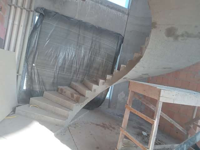 Escada helicoidal em concreto com fôrma curva