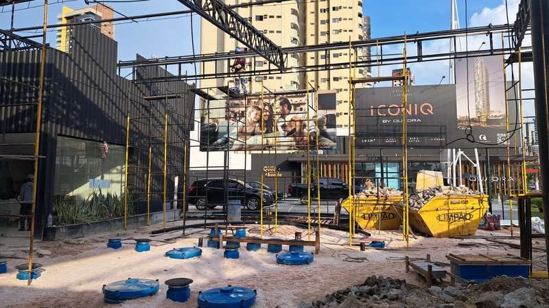 Montagem de estrutura metálica em canteiro urbano