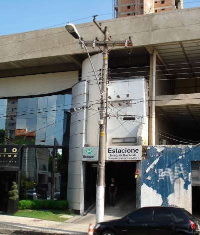 Edifício comercial com estrutura em concreto aparente